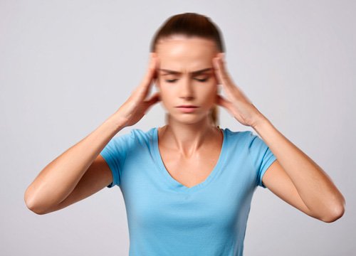 Девушка держится за голову